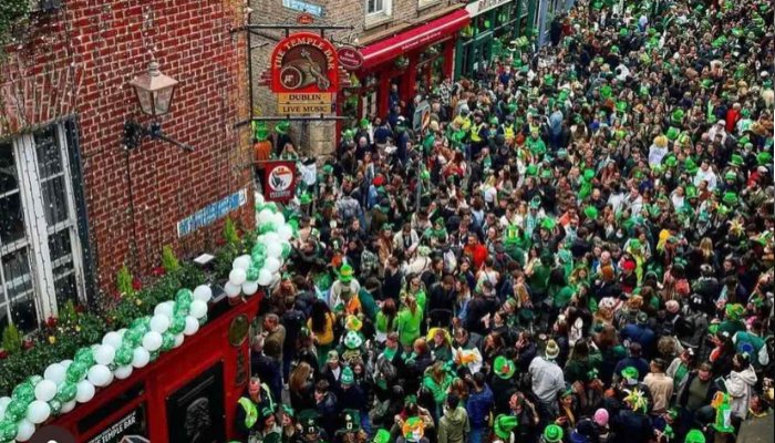 Crowded of people in front of Temple Bar Pub, in Dublin