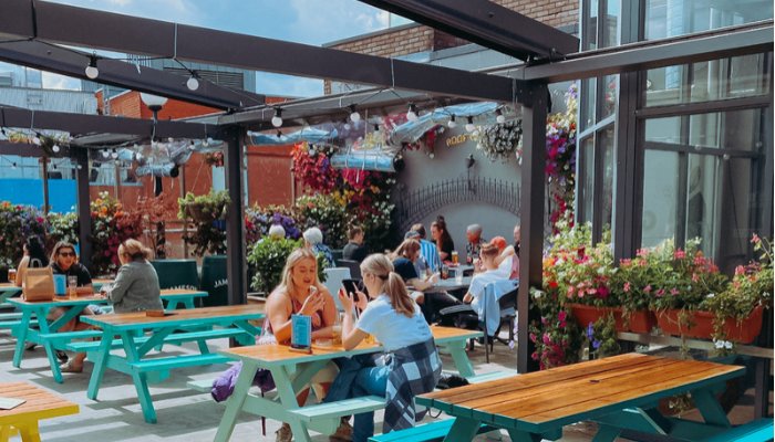 As summer sinks in it’s time to take advantage of the best outdoor spaces in Dublin, including some fantastic rooftop bars & restaurants. 
